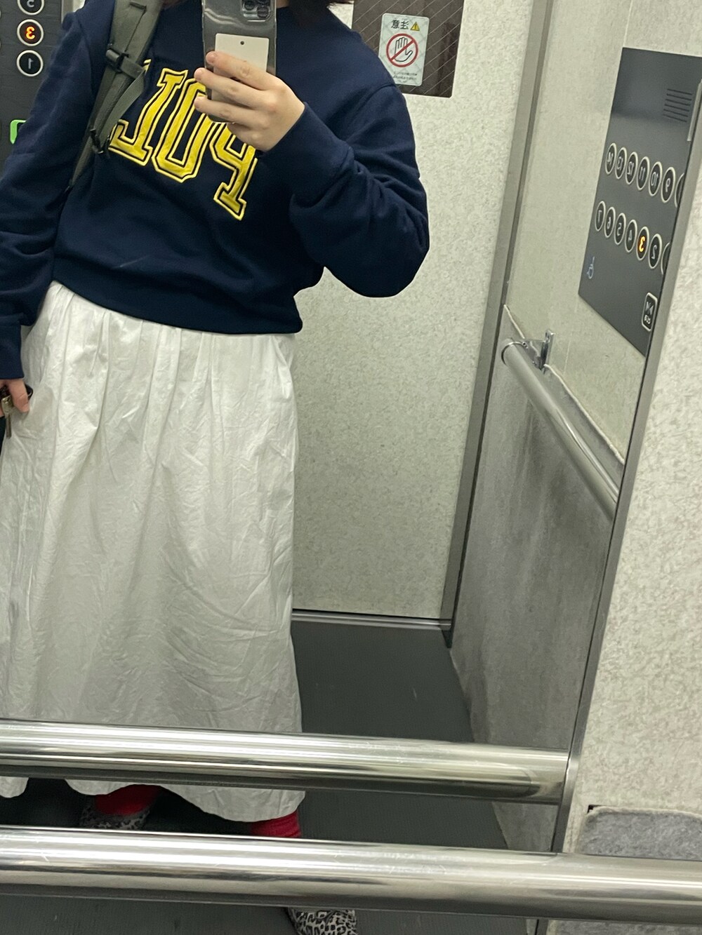 ブルー系のスウェット、ホワイト系のスカート、その他のバレエシューズを着用したレディースの秋コーディネートの2枚目の写真