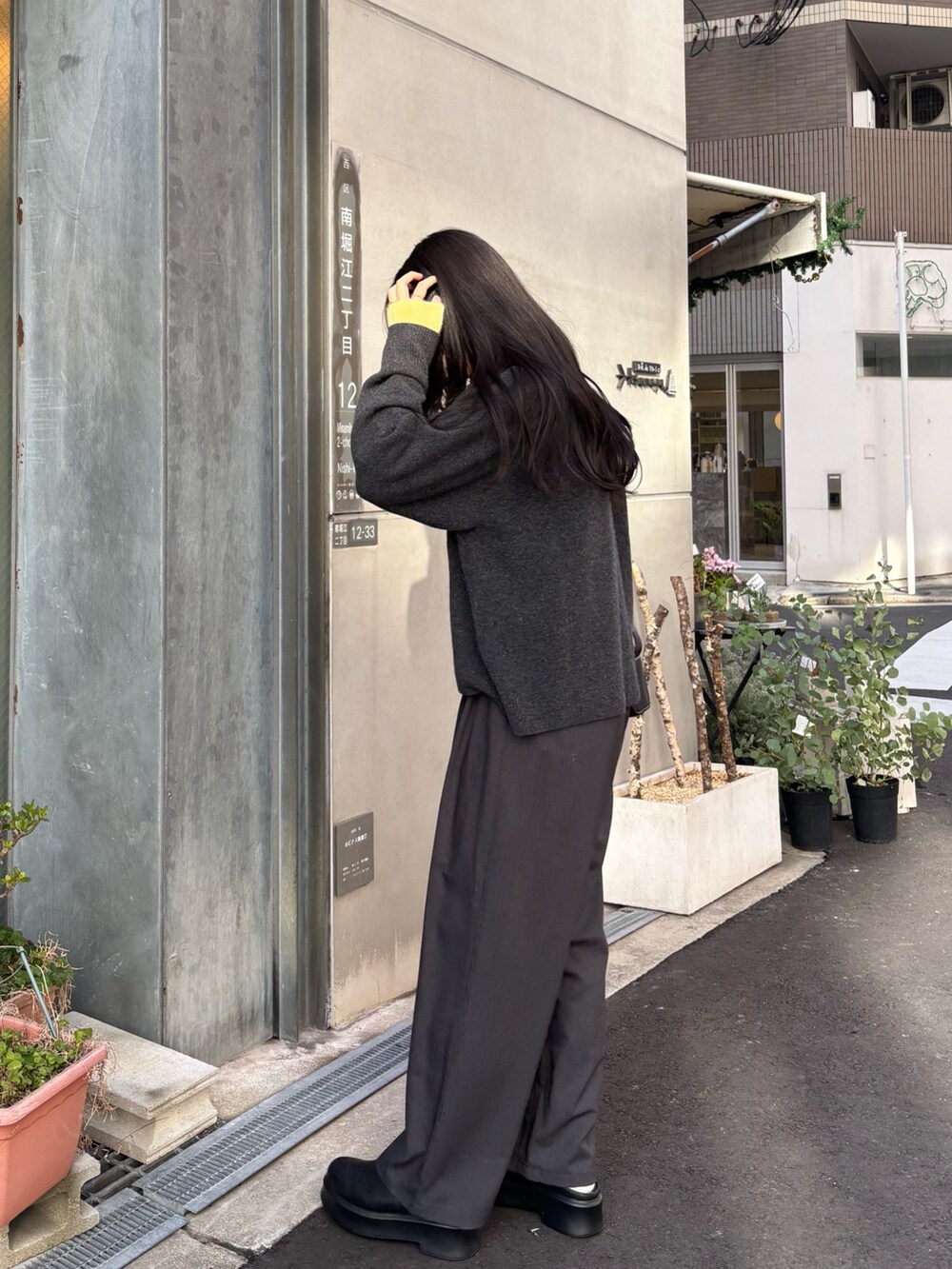 イエロー系のカーディガン/ボレロ、ブラック系のその他シューズ、グレー系のその他パンツを着用したレディースの冬コーディネートの3枚目の写真