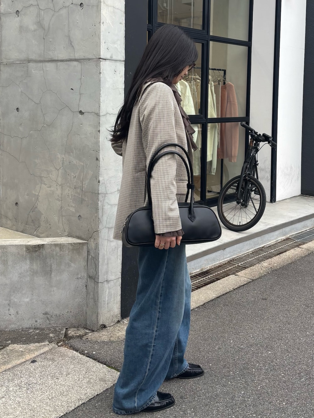 ベージュ系のテーラードジャケット、ブラウン系のシャツ/ブラウス、ブラック系のローファーを着用したレディースの春コーディネートの3枚目の写真