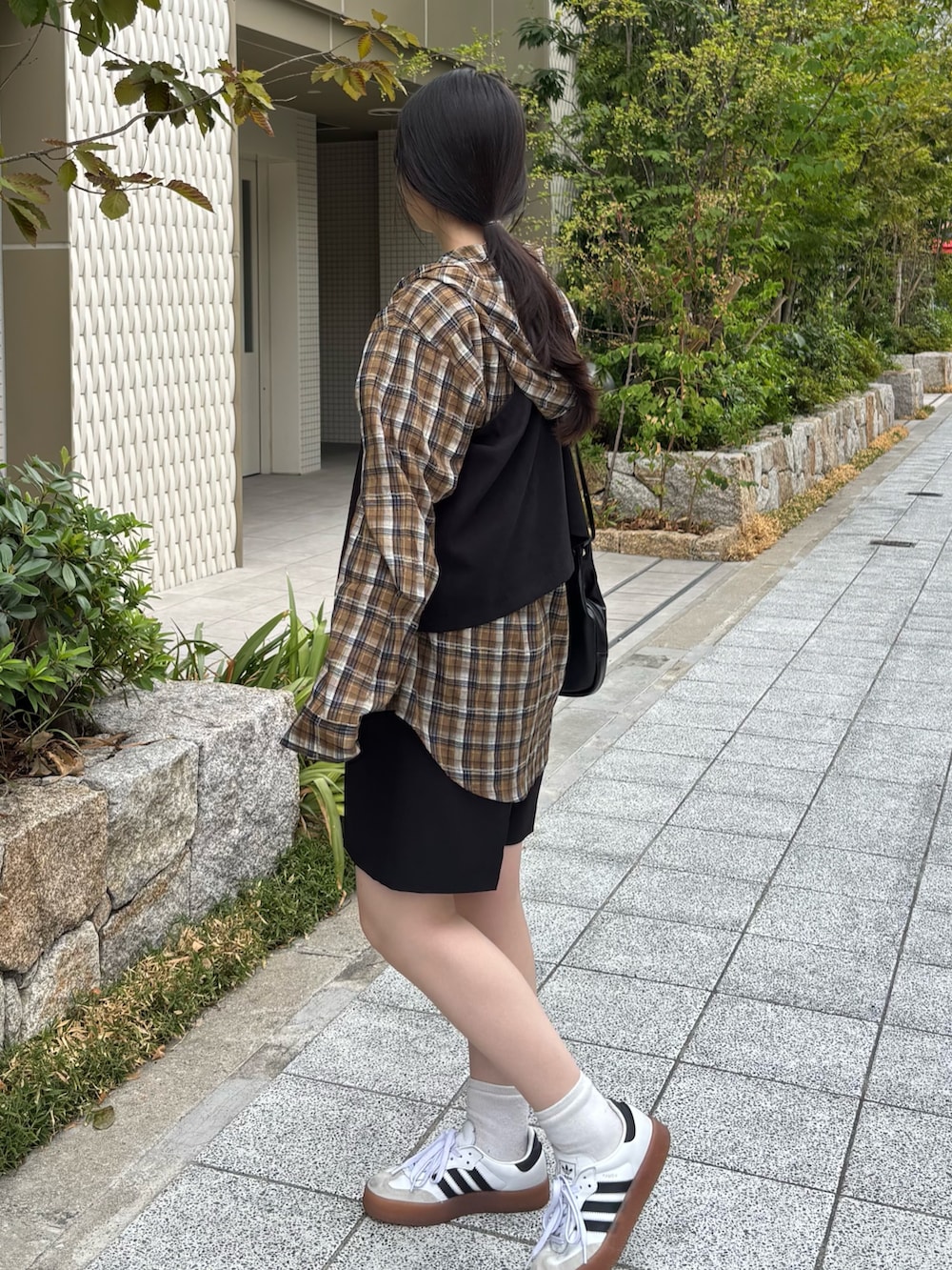 ベージュ系のシャツ/ブラウス、ブラック系のその他パンツ、ブラウン系のシャツ/ブラウスを着用したレディースの秋コーディネートの2枚目の写真