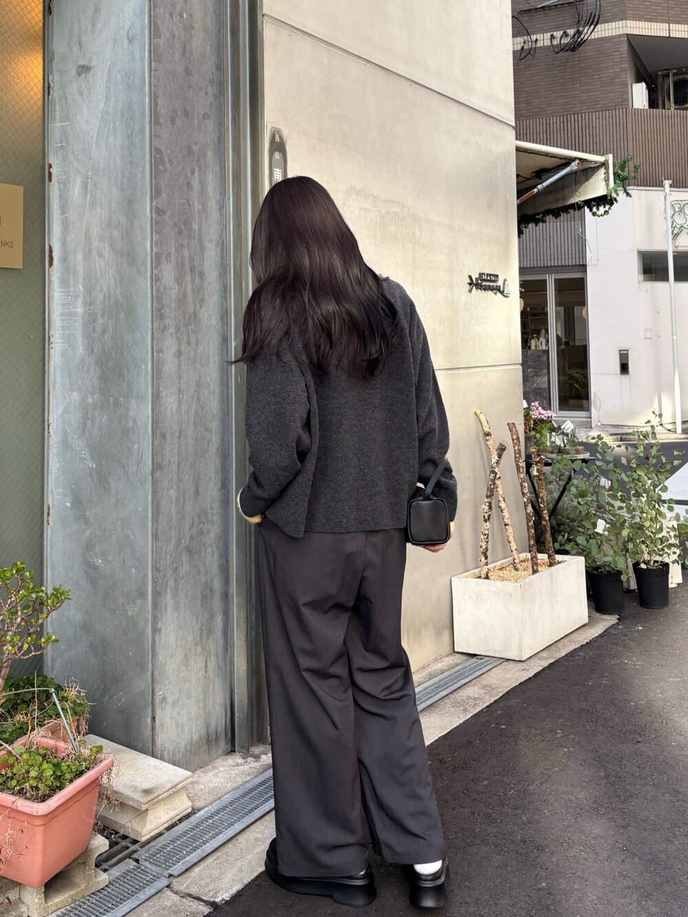 イエロー系のカーディガン/ボレロ、ブラック系のその他シューズ、グレー系のその他パンツを着用したレディースの冬コーディネートの4枚目の写真