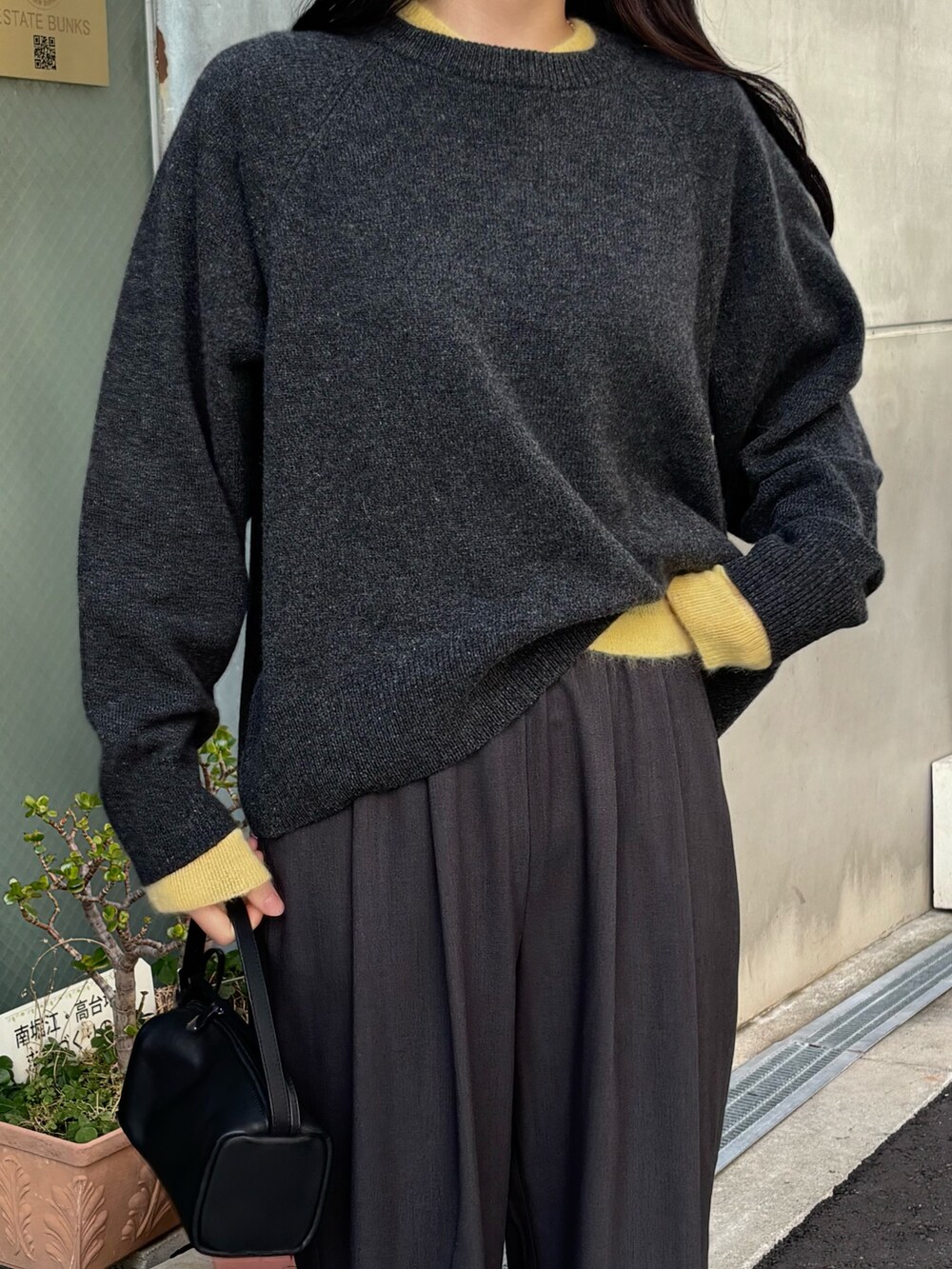 イエロー系のカーディガン/ボレロ、ブラック系のその他シューズ、グレー系のその他パンツを着用したレディースの冬コーディネートの2枚目の写真