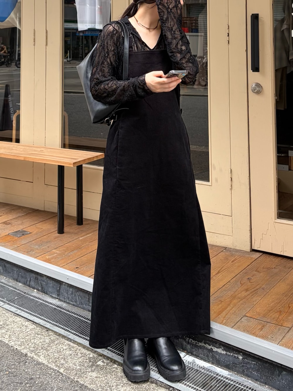 ブラック系のワンピース、ブラック系のTシャツ/カットソー、ブラウン系のネックレスを着用したレディースの秋コーディネートの2枚目の写真