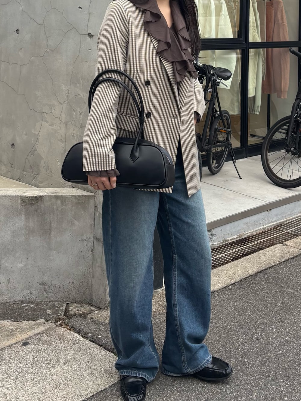 ベージュ系のテーラードジャケット、ブラウン系のシャツ/ブラウス、ブラック系のローファーを着用したレディースの春コーディネートの2枚目の写真