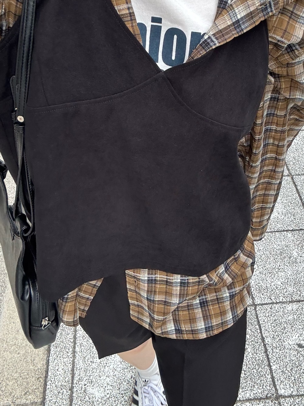 ベージュ系のシャツ/ブラウス、ブラック系のその他パンツ、ブラウン系のシャツ/ブラウスを着用したレディースの秋コーディネートの3枚目の写真