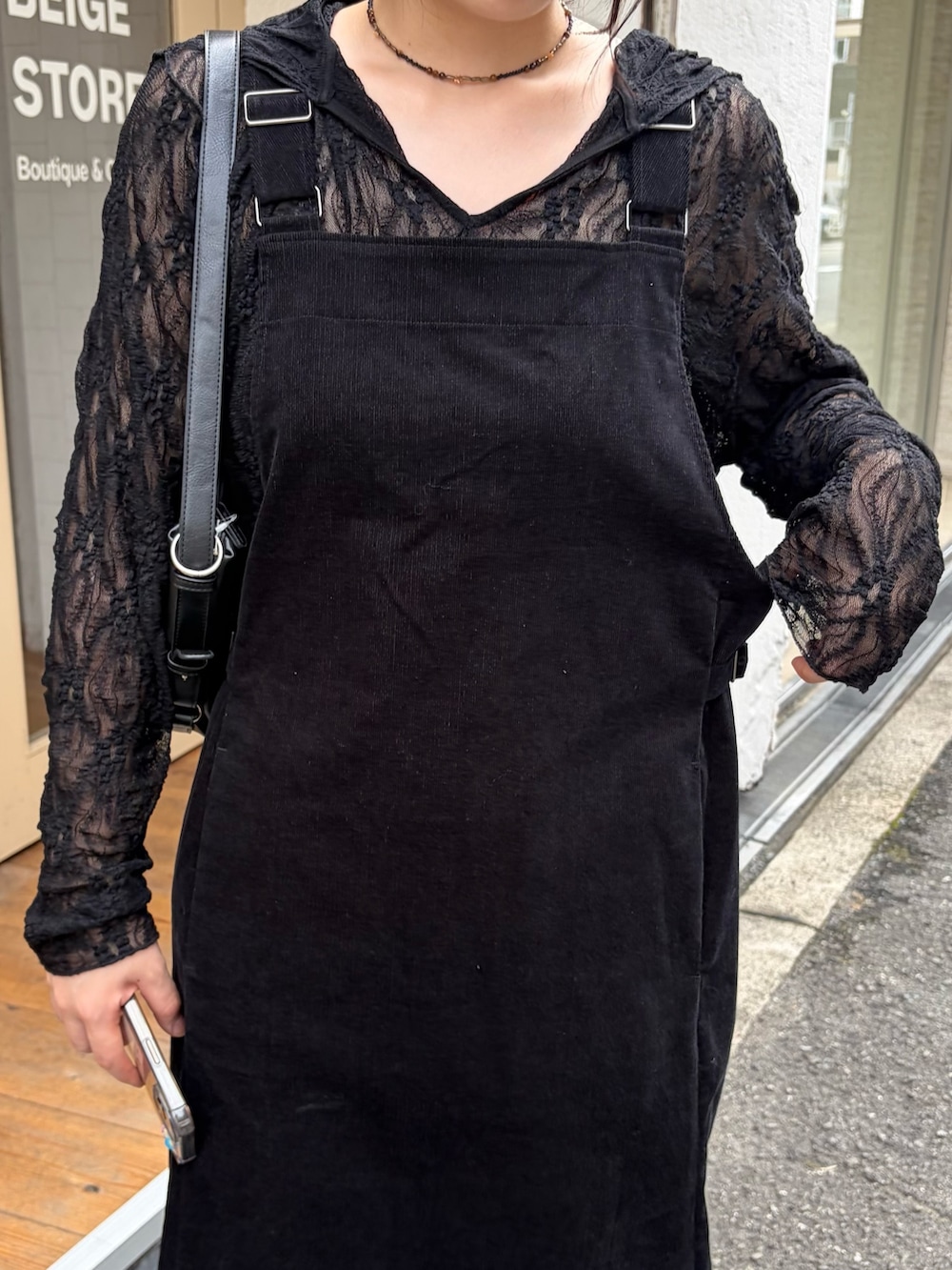 ブラック系のワンピース、ブラック系のTシャツ/カットソー、ブラウン系のネックレスを着用したレディースの秋コーディネートの4枚目の写真