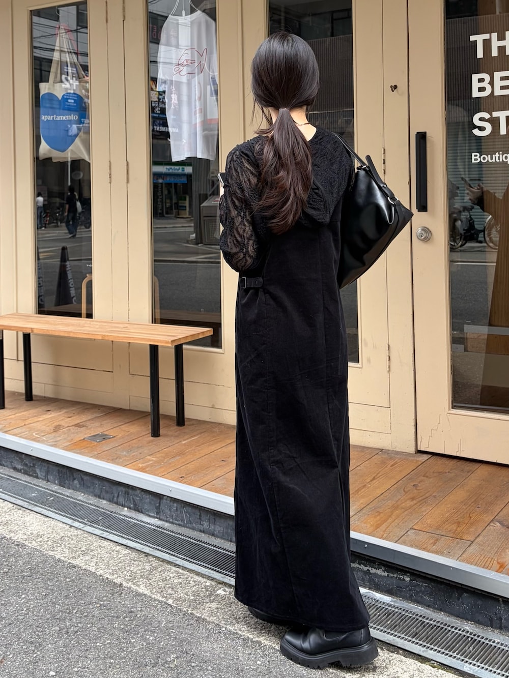 ブラック系のワンピース、ブラック系のTシャツ/カットソー、ブラウン系のネックレスを着用したレディースの秋コーディネートの3枚目の写真
