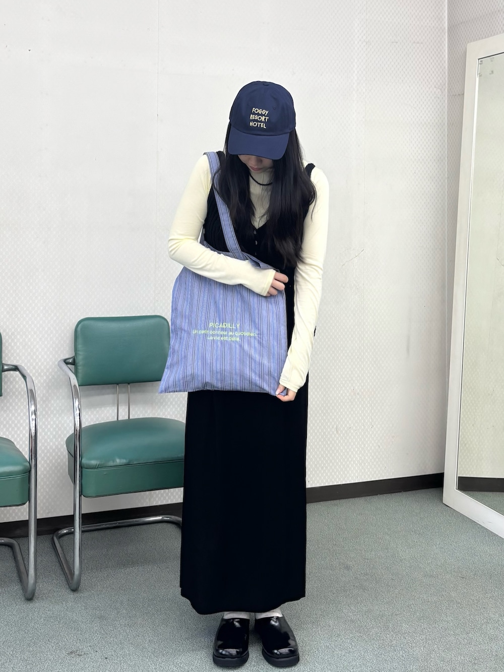 イエロー系のTシャツ/カットソー、ブラック系のベストを着用したレディースの夏コーディネートの4枚目の写真