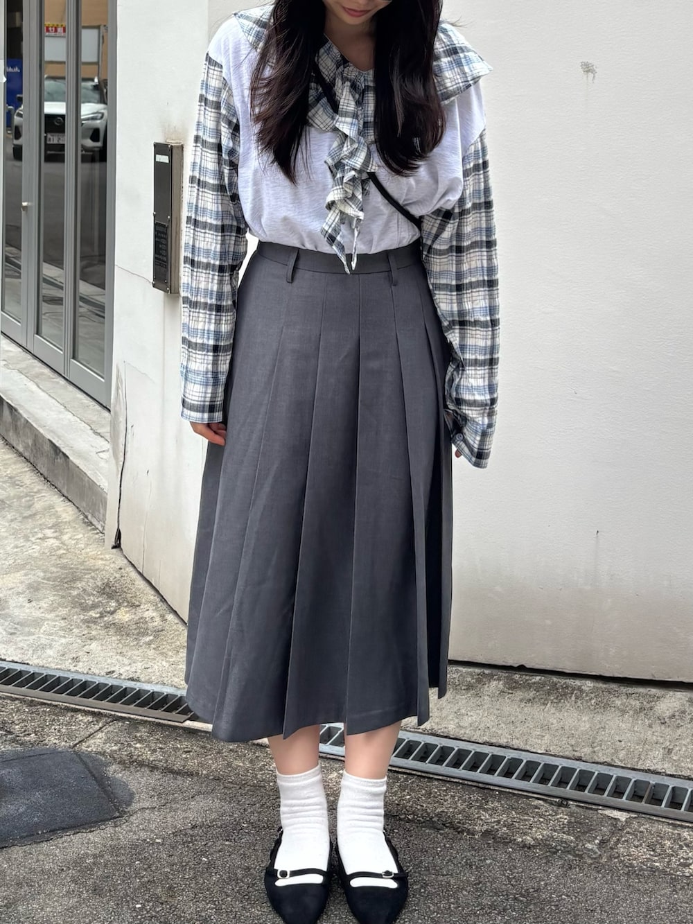 ブラック系のショルダーバッグ、ブラック系のサンダル、ベージュ系のTシャツ/カットソーを着用したレディースの秋コーディネートの3枚目の写真