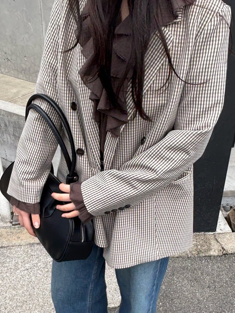 ベージュ系のテーラードジャケット、ブラウン系のシャツ/ブラウス、ブラック系のローファーを着用したレディースの春コーディネートの4枚目の写真