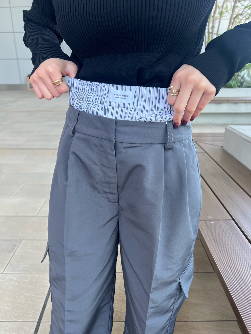 ブラック系のニット/セーター、グレー系のその他パンツを着用したレディースの春コーディネートの8枚目の写真