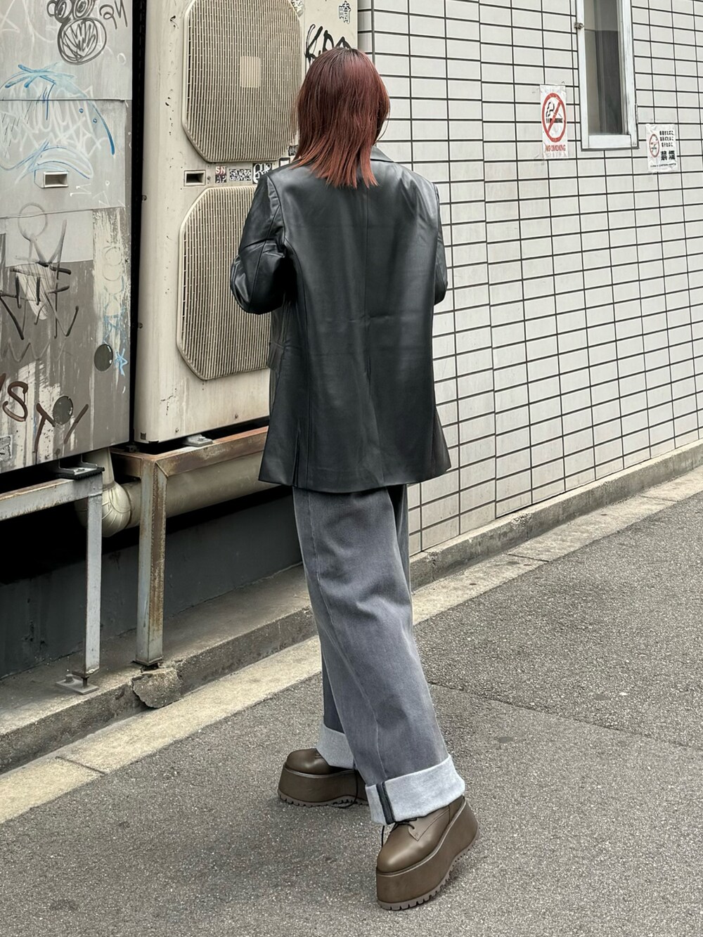 ブラック系のテーラードジャケット、その他のTシャツ/カットソー、グレー系のデニムパンツを着用したレディースの夏コーディネートの3枚目の写真