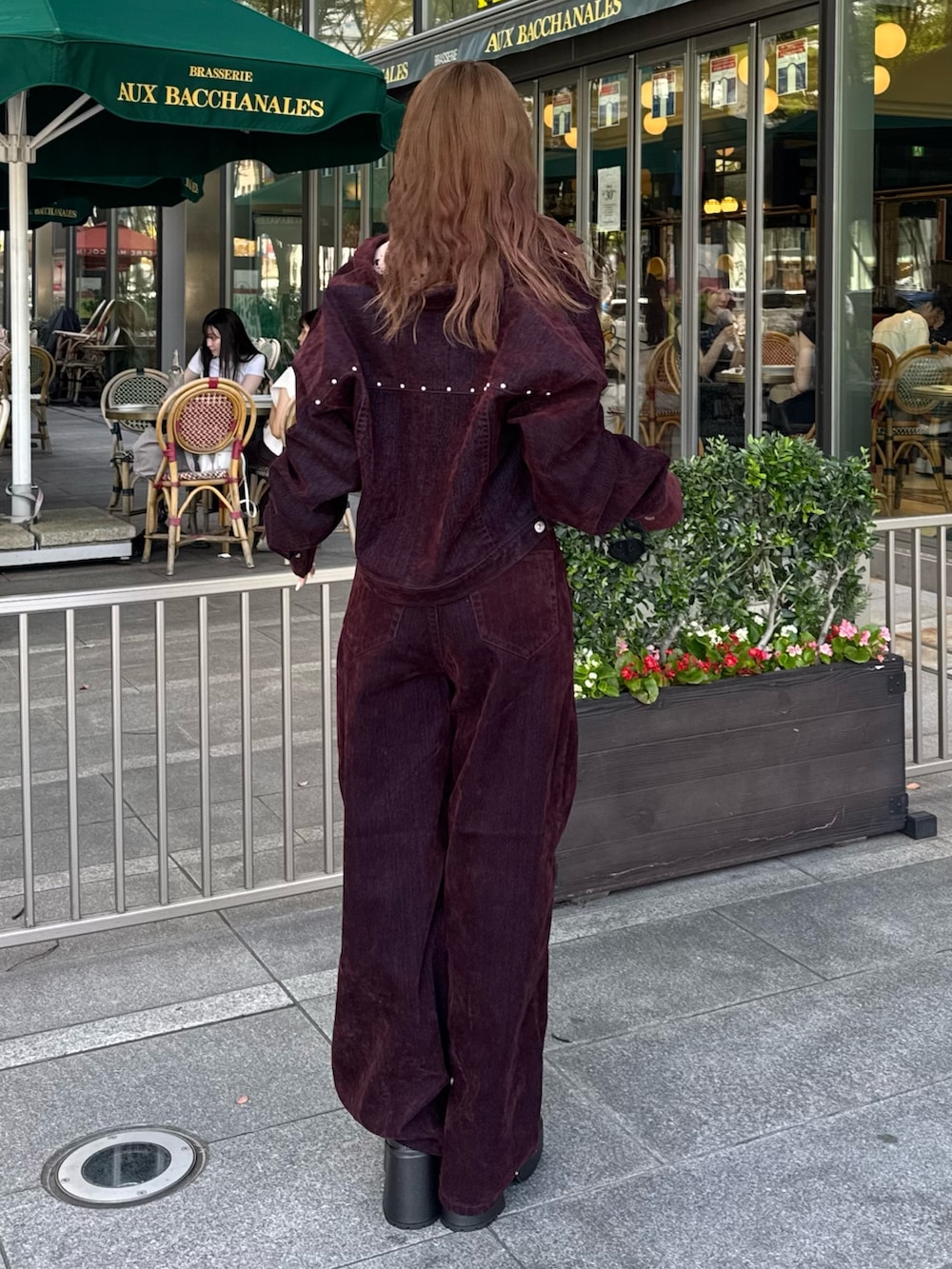 レッド系のデニムジャケット、レッド系のデニムパンツ、ブラック系のブーツを着用したレディースの夏コーディネートの3枚目の写真