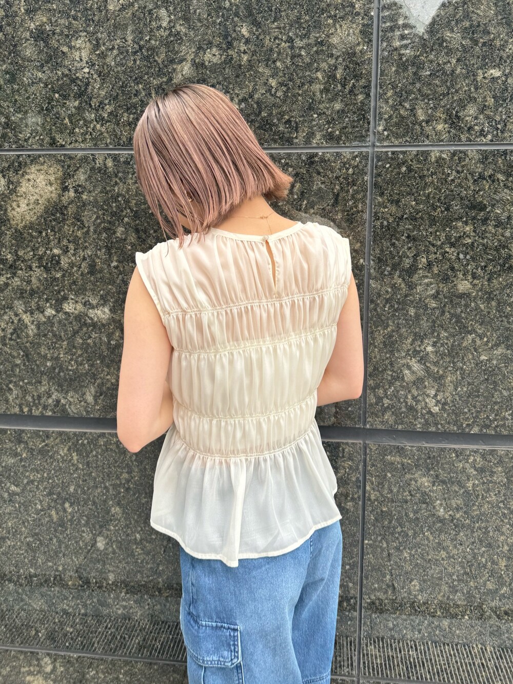 ホワイト系のシャツ/ブラウス、ブルー系のデニムパンツを着用したレディースの春コーディネートの6枚目の写真