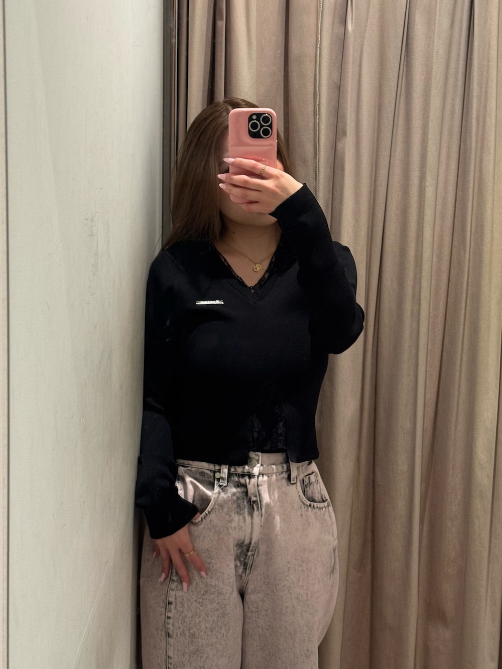 ピンク系のデニムパンツ、ブラック系のニット/セーター、ブラック系のブーツを着用したレディースの春コーディネートの4枚目の写真