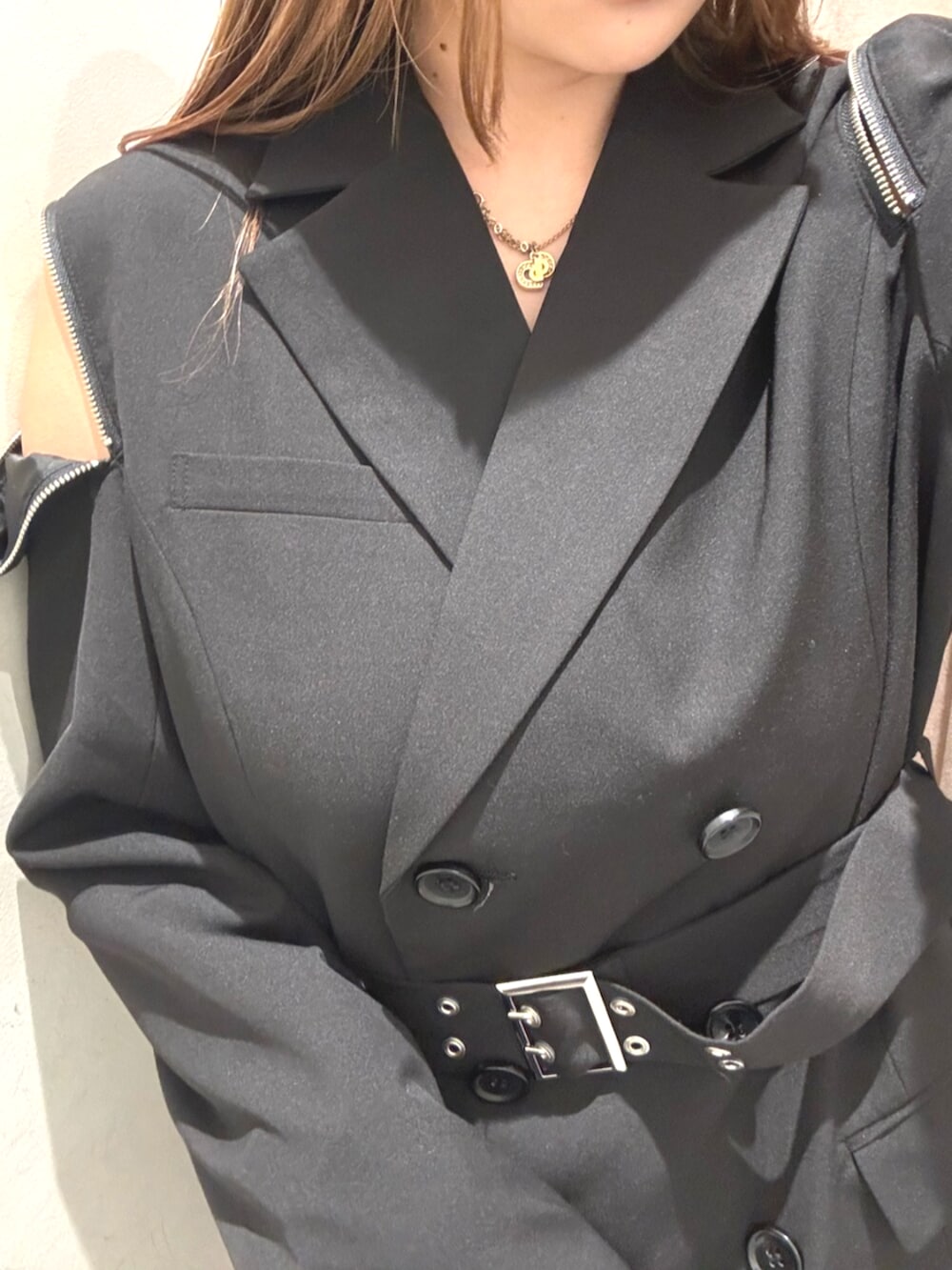 ブラック系のブーツ、ブラック系のテーラードジャケットを着用したレディースの春コーディネートの5枚目の写真