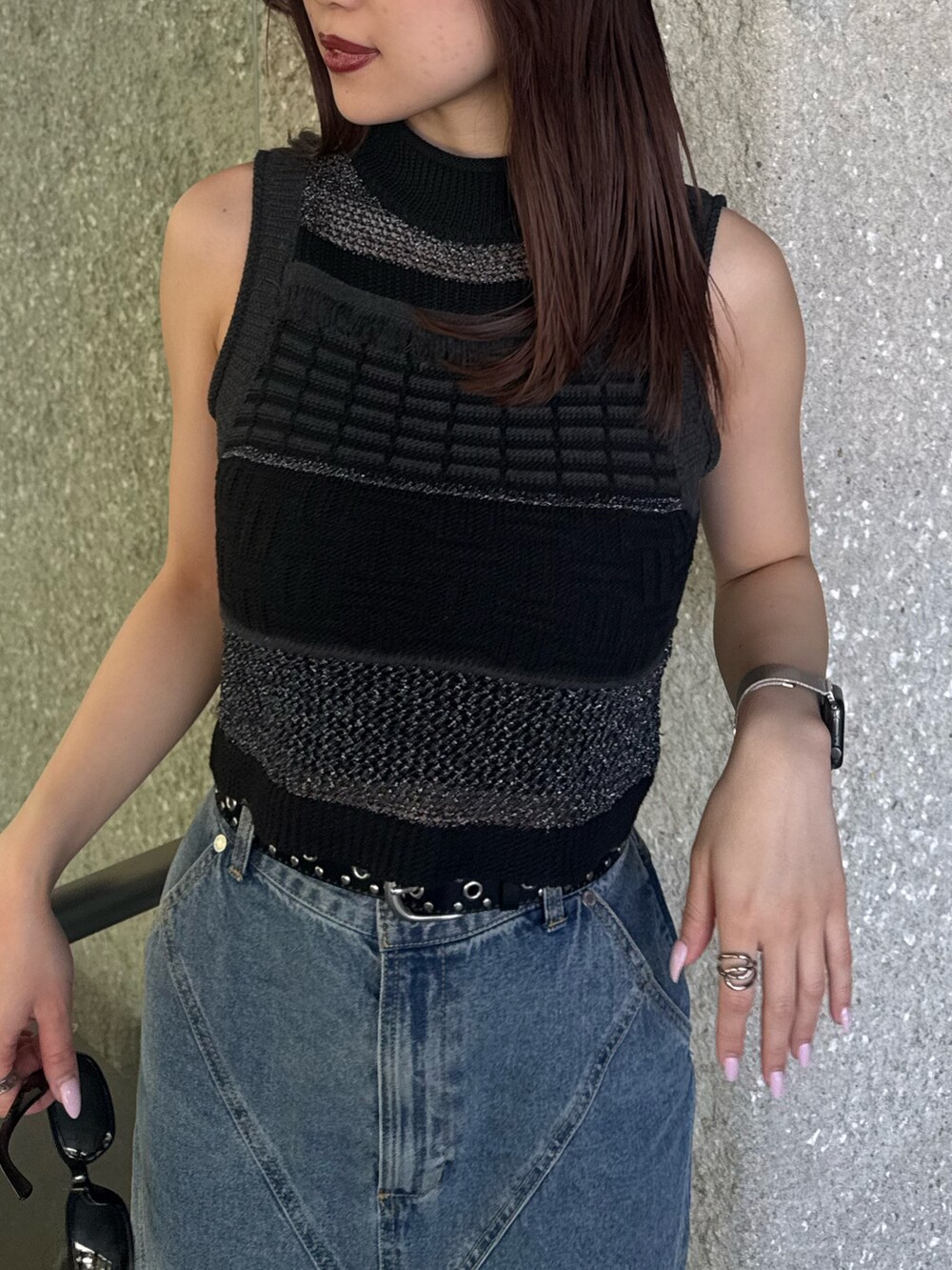ブルー系のデニムスカート、ブラック系のタンクトップ、ブラック系のサンダルを着用したレディースの春コーディネートの5枚目の写真