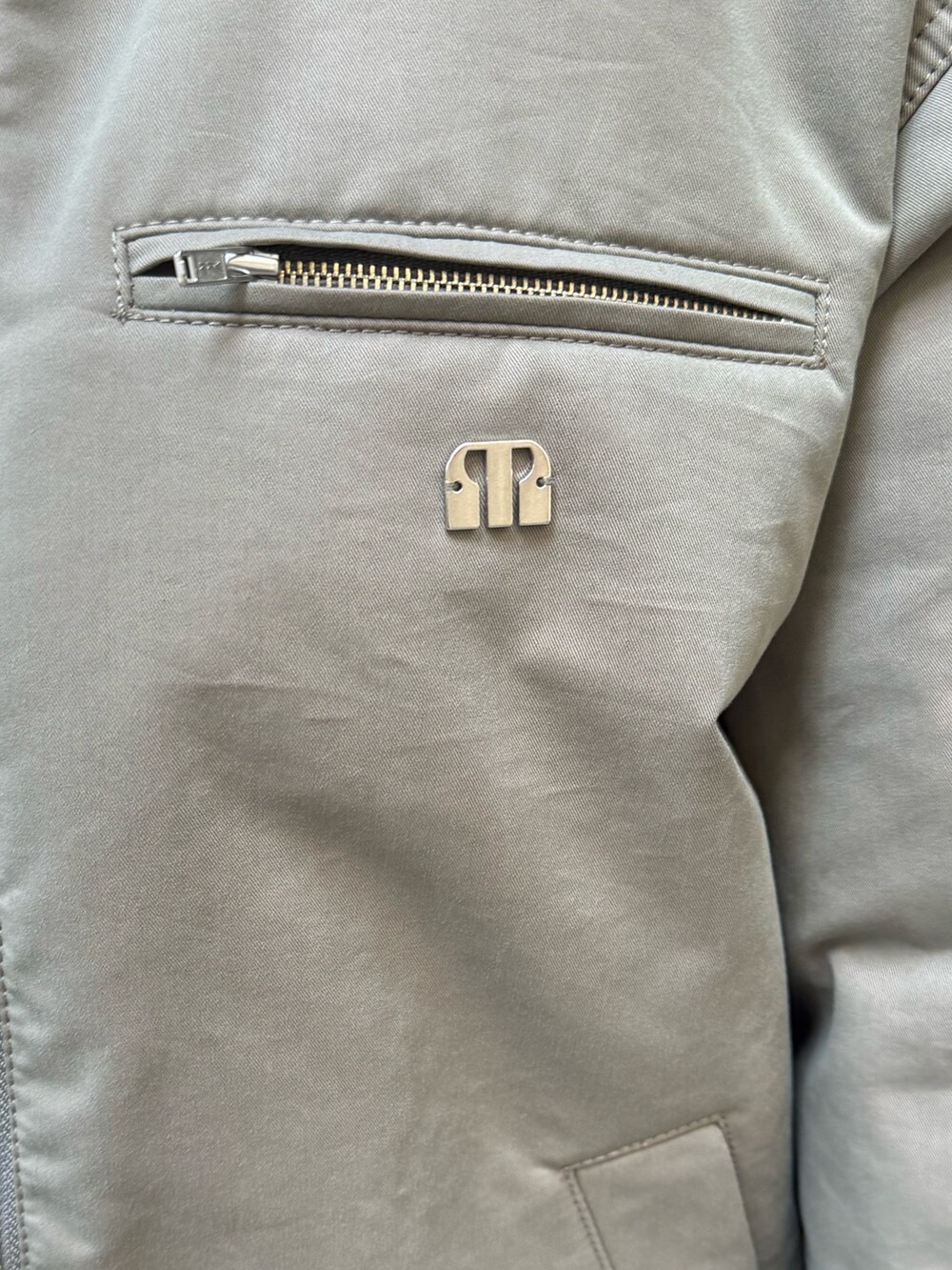 グリーン系のブルゾン、ブラック系のTシャツ/カットソー、ブラック系のスカートを着用したレディースの秋コーディネートの6枚目の写真