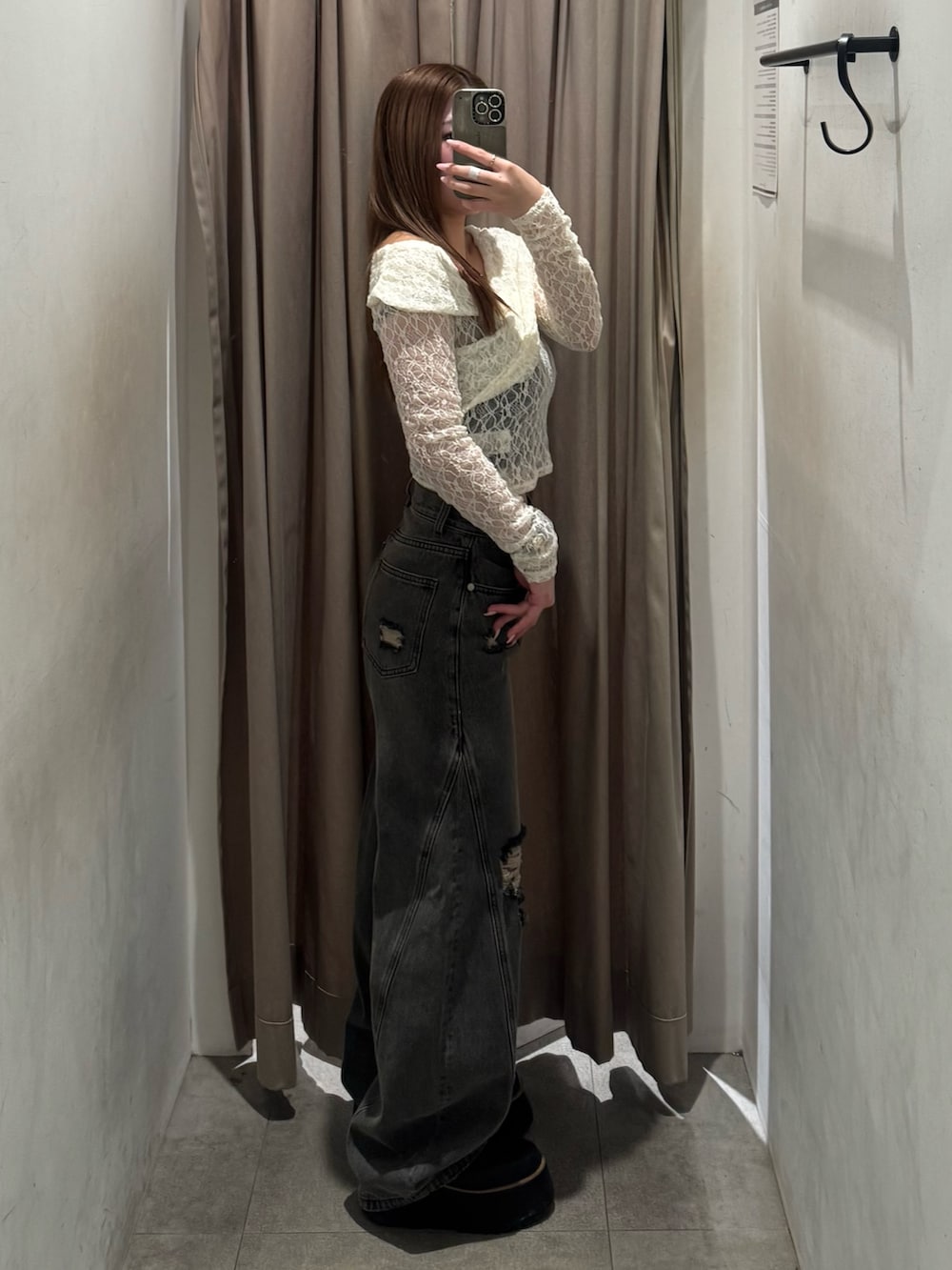 グレー系のデニムパンツ、ホワイト系のTシャツ/カットソー、ブラック系のブーツを着用したレディースの春コーディネートの2枚目の写真