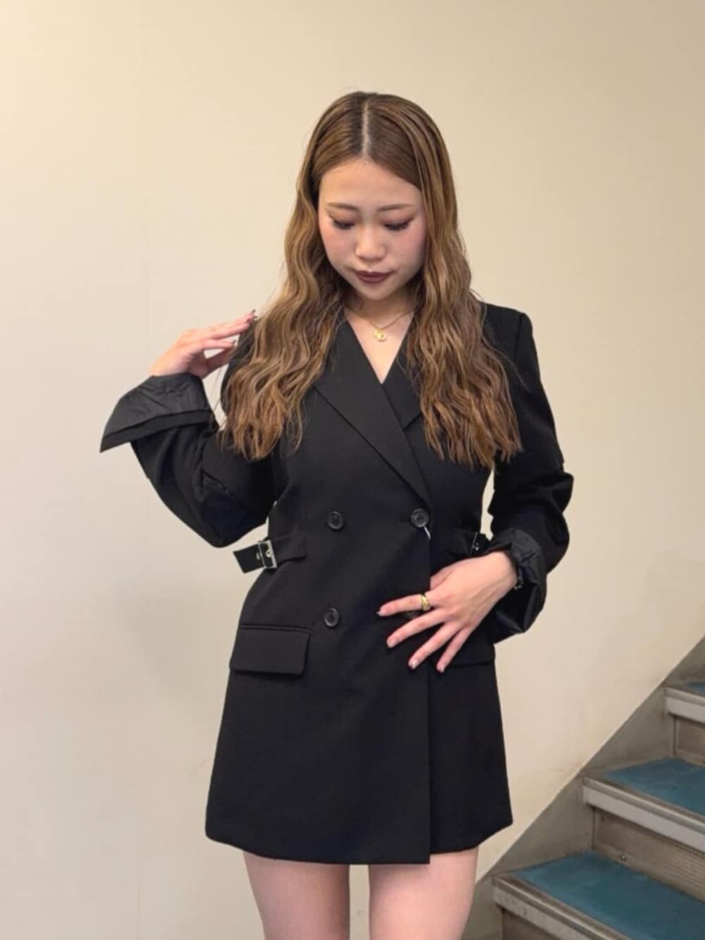 ブラック系のブーツ、ブラック系のワンピースを着用したレディースの秋コーディネートの4枚目の写真