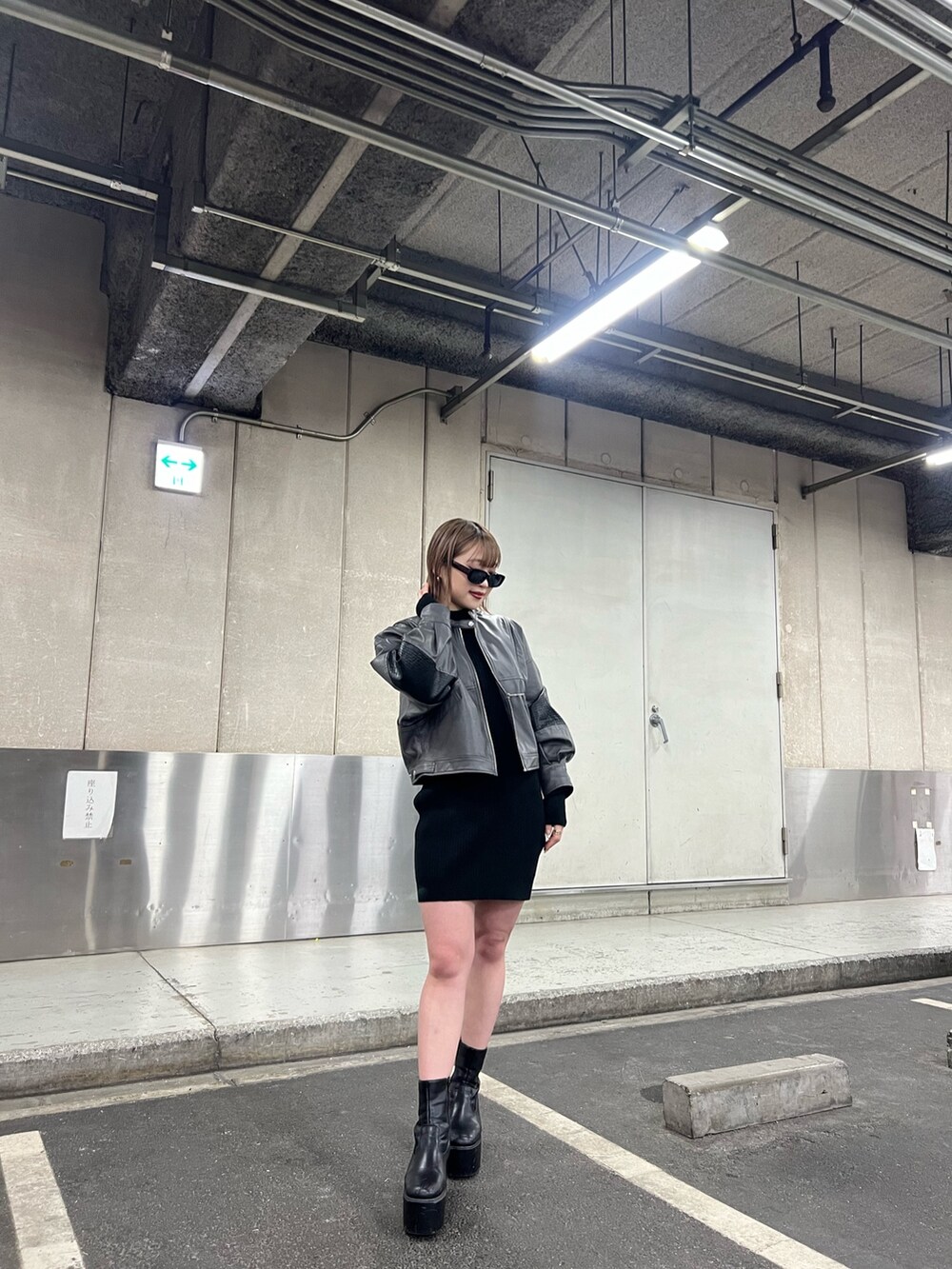 ブラック系のワンピース、グレー系のブルゾンを着用したレディースの冬コーディネートの2枚目の写真