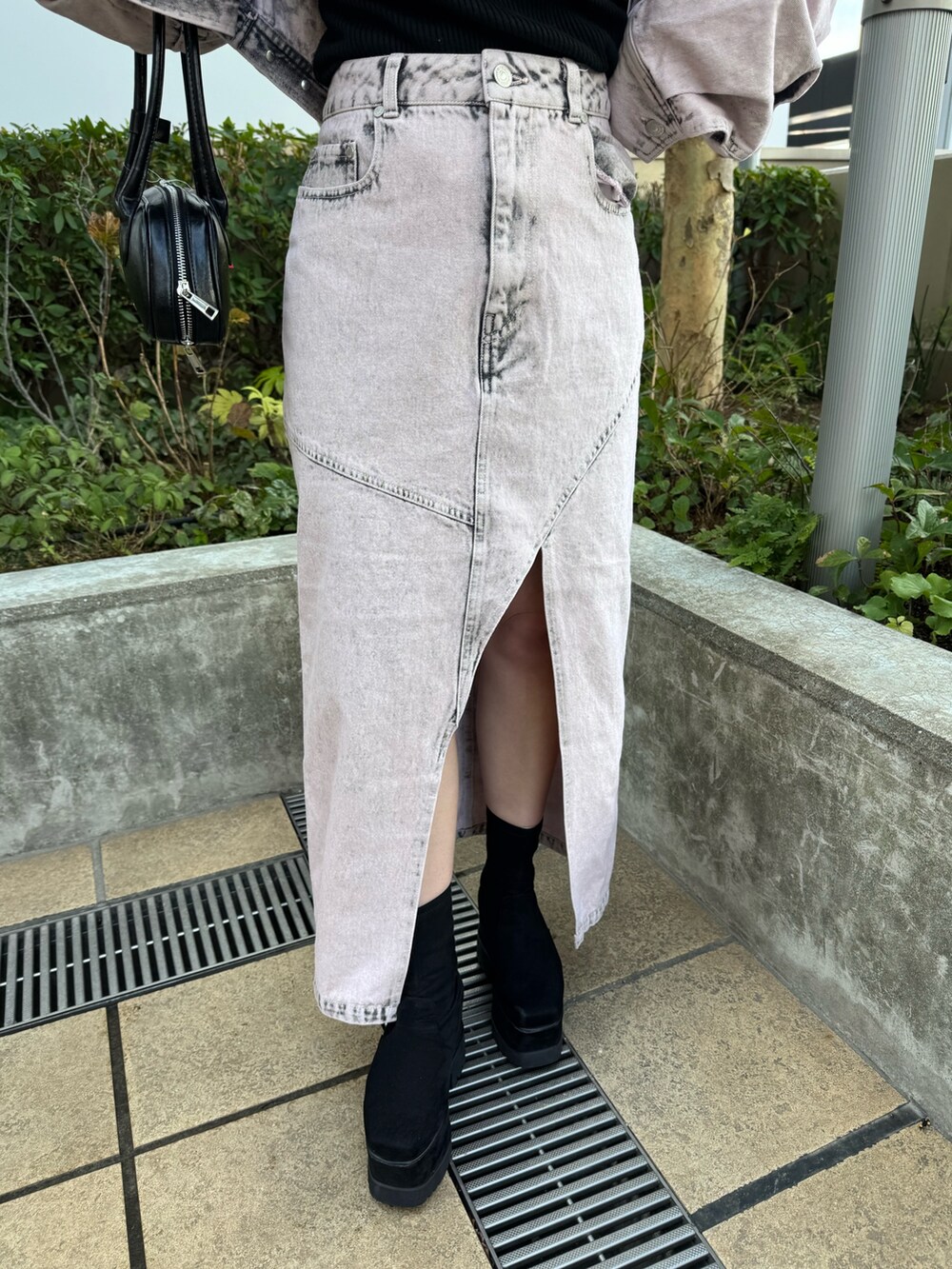 ピンク系のセットアップ、ブラック系のニット/セーター、ブラック系のブーツを着用したレディースの冬コーディネートの5枚目の写真