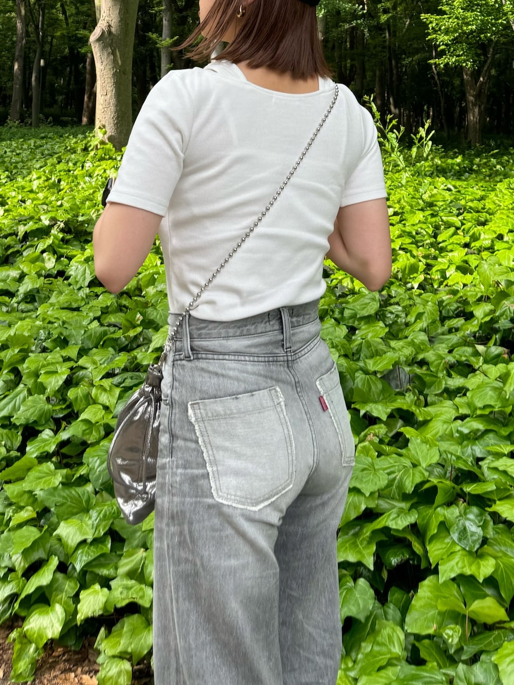 ホワイト系のTシャツ/カットソー、グレー系のショルダーバッグを着用したレディースの春コーディネートの7枚目の写真