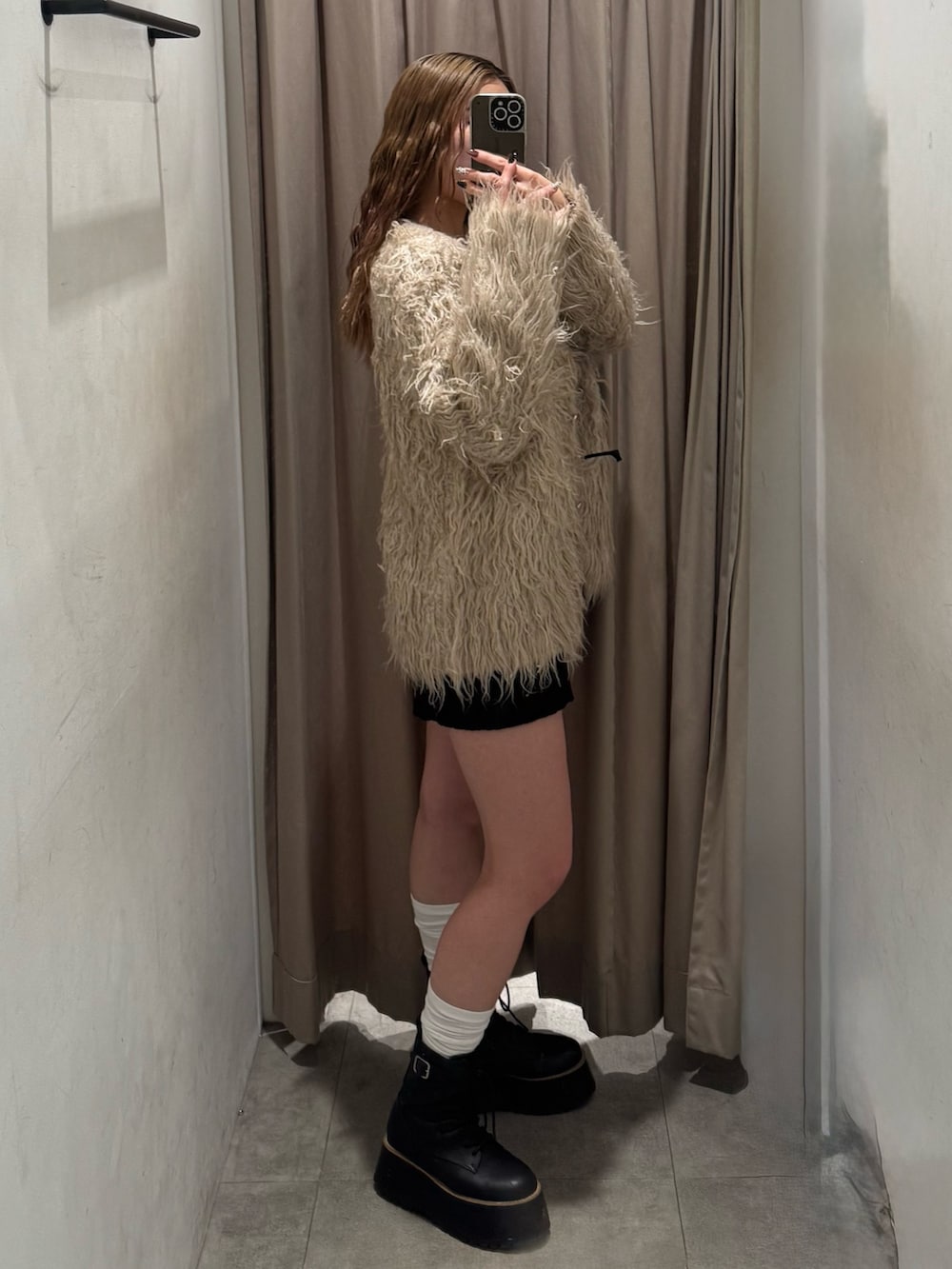 ブラック系のその他パンツ、ベージュ系のニット/セーター、ブラック系のブーツを着用したレディースの秋コーディネートの2枚目の写真
