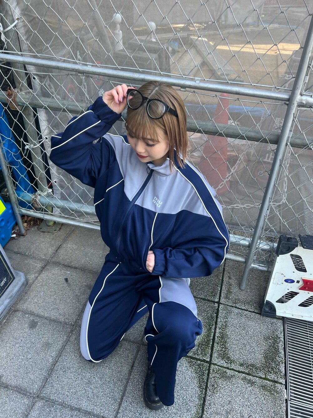 ブルー系のブルゾン、ブルー系のその他パンツを着用したレディースの春コーディネートの2枚目の写真