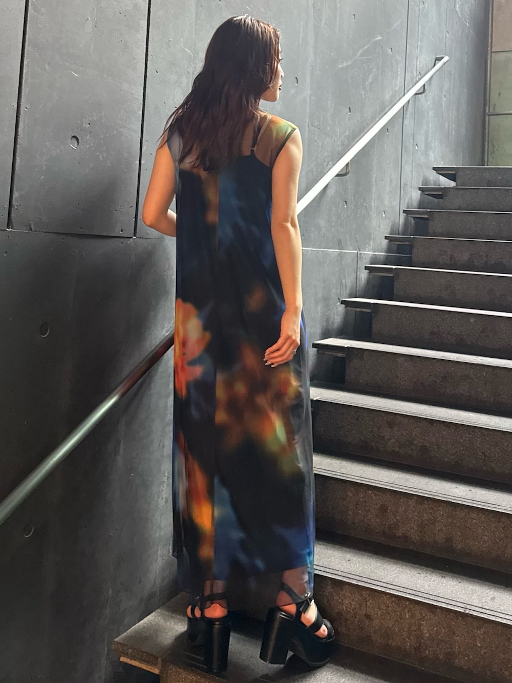 ブラック系のワンピース、ブラック系のサンダルを着用したレディースの夏コーディネートの3枚目の写真