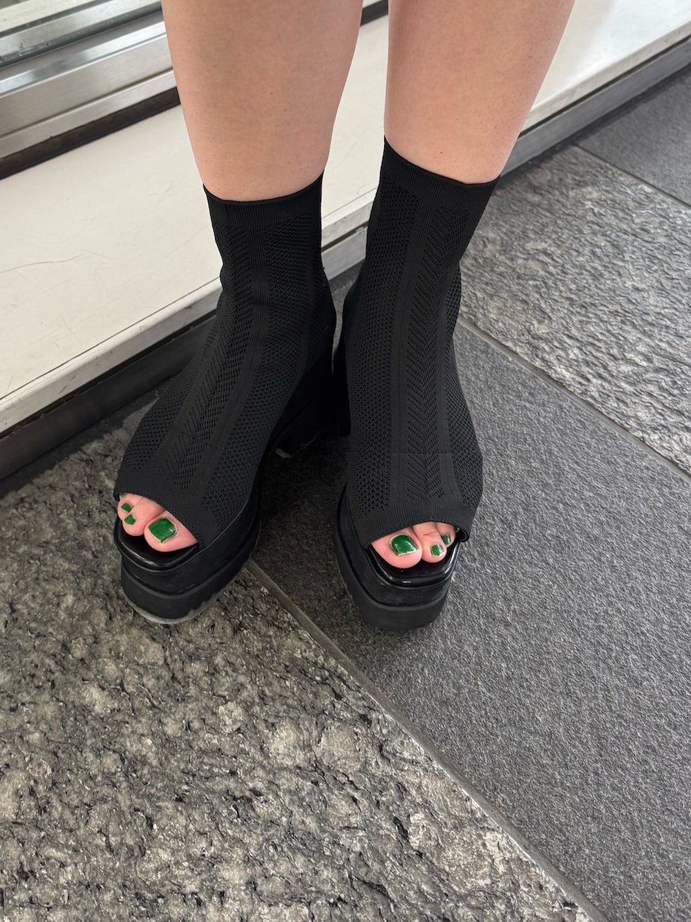 ブラック系のサンダル、グリーン系のスカート、ブラック系のTシャツ/カットソーを着用したレディースの夏コーディネートの7枚目の写真