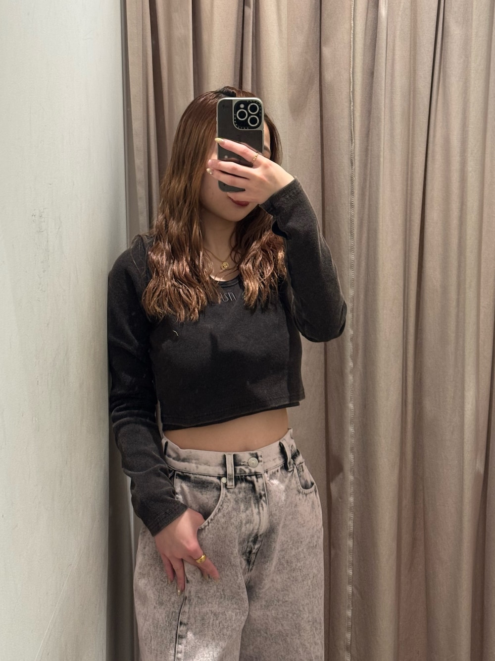 ピンク系のデニムパンツ、ブラック系のTシャツ/カットソー、ブラック系のブーツを着用したレディースの冬コーディネートの4枚目の写真