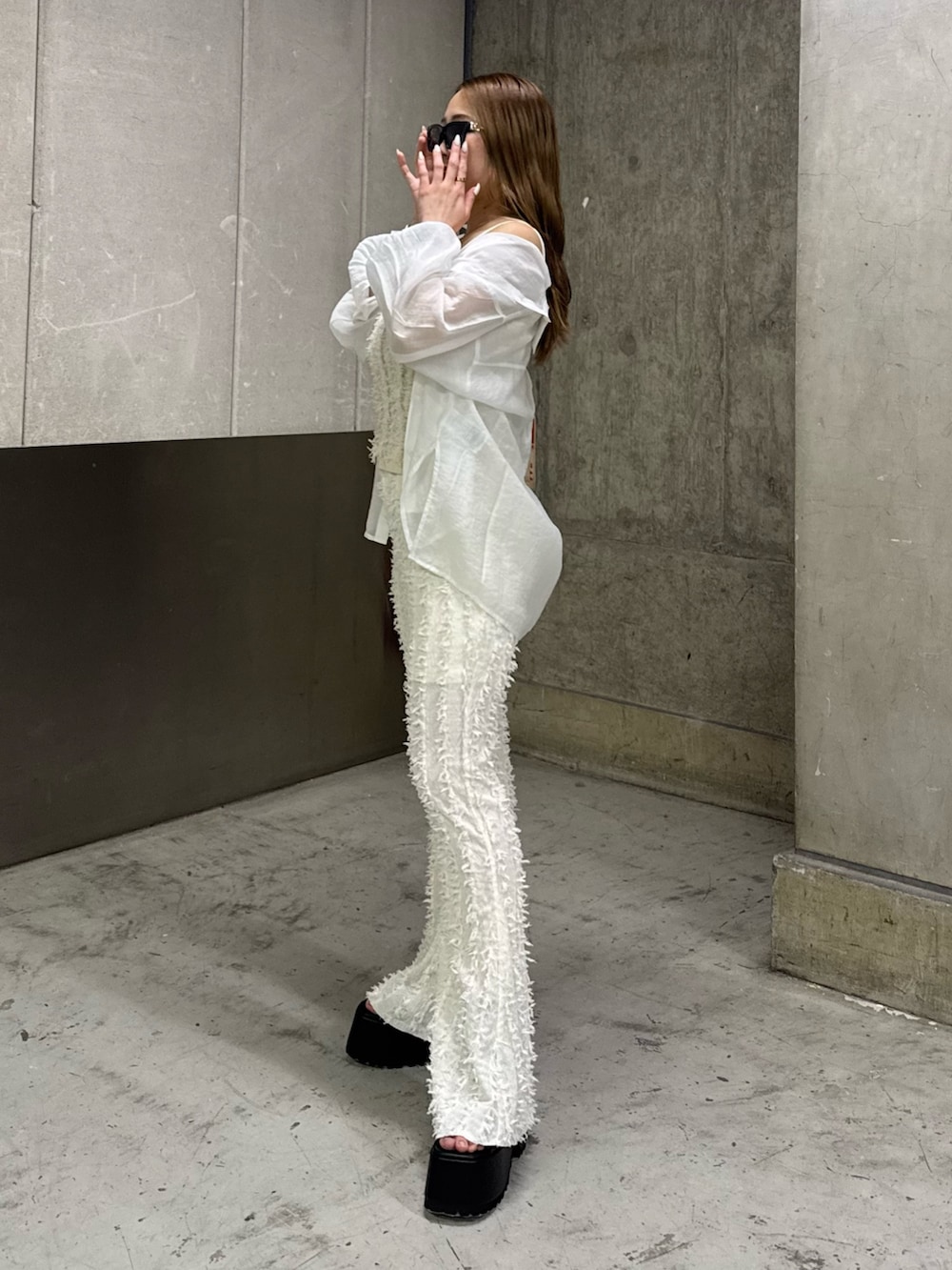 ホワイト系のその他パンツ、ホワイト系のキャミソール、ホワイト系のシャツ/ブラウスを着用したレディースの春コーディネートの2枚目の写真