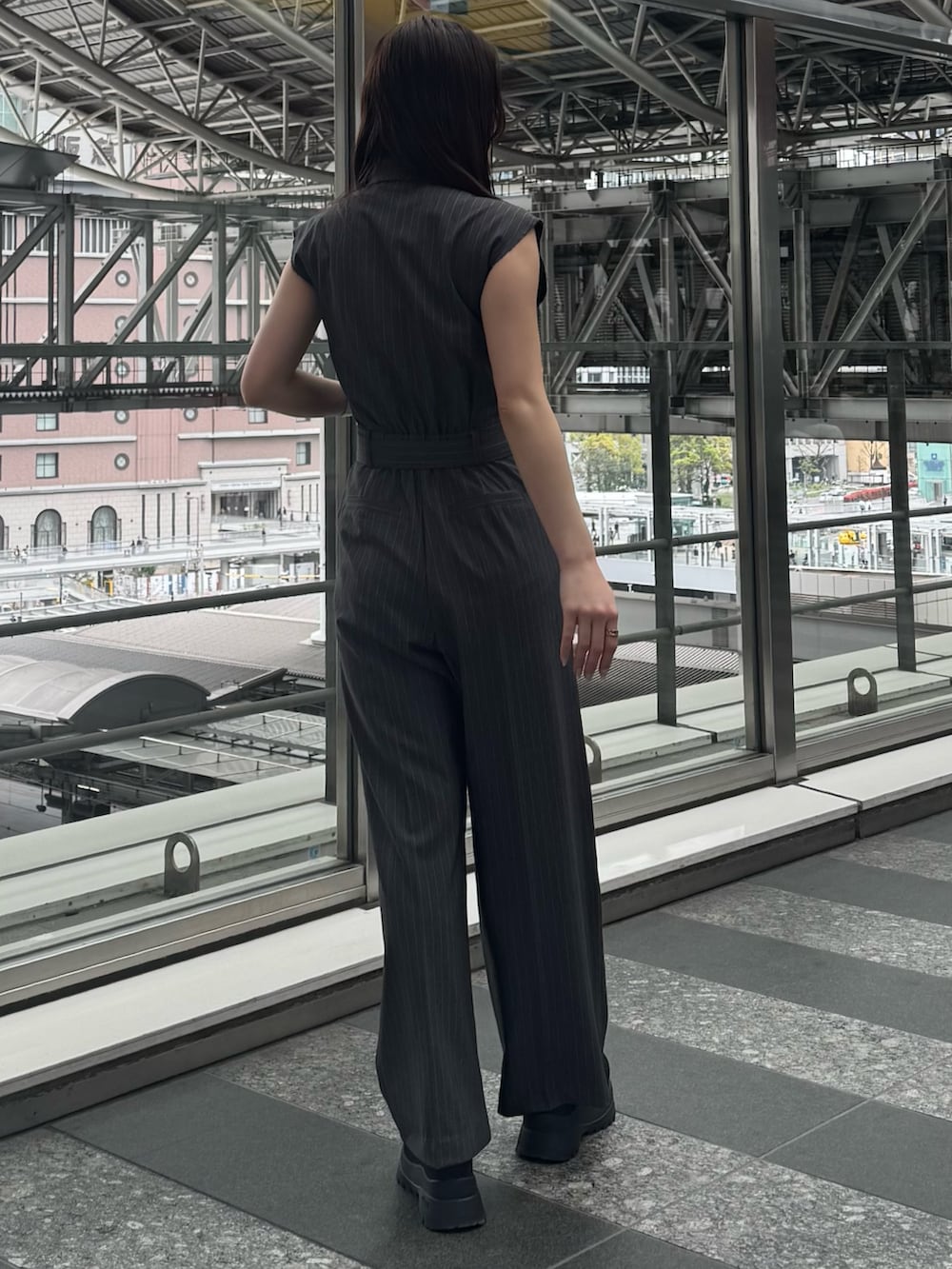 その他のつなぎ/オールインワン、ブラック系のブーツを着用したレディースの春コーディネートの3枚目の写真