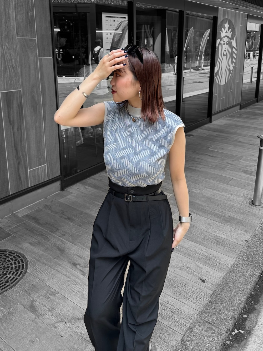 グレー系のニット/セーター、ブラック系のその他パンツを着用したレディースの夏コーディネートの4枚目の写真