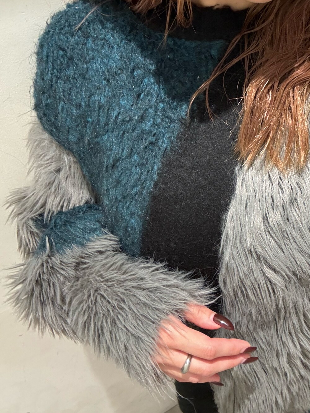 ブラック系のニット/セーター、ブラック系のその他パンツ、ブラック系のブーツを着用したレディースの秋コーディネートの6枚目の写真
