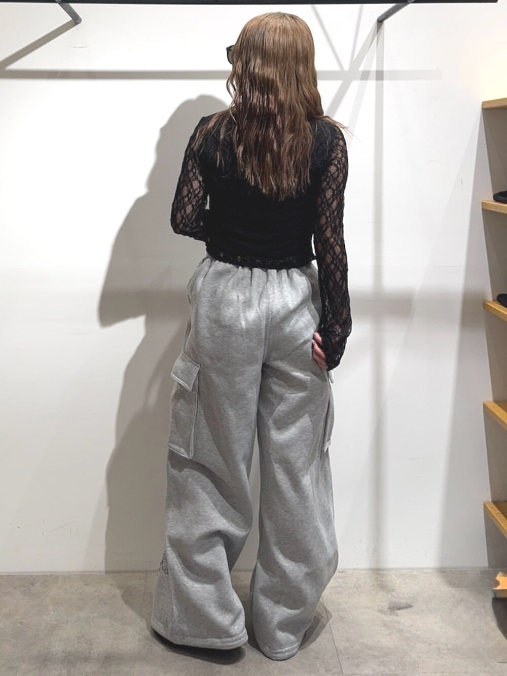 ブラック系のブーツ、グレー系のスウェットパンツ、ブラック系のTシャツ/カットソーを着用したレディースの秋コーディネートの3枚目の写真