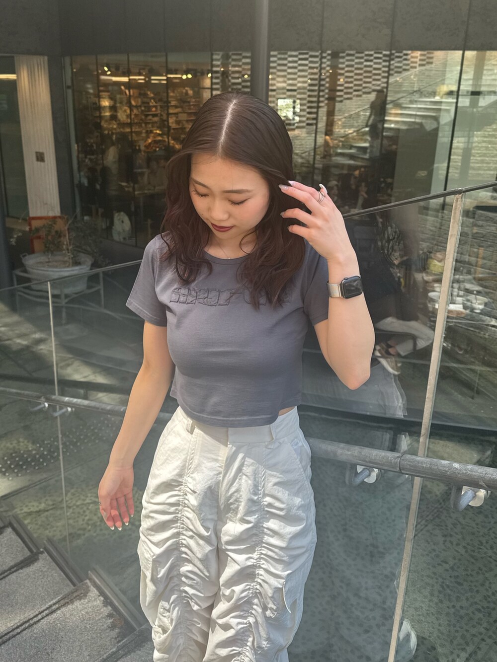 グレー系のTシャツ/カットソー、ホワイト系のその他パンツ、ブラック系のブーツを着用したレディースの春コーディネートの4枚目の写真