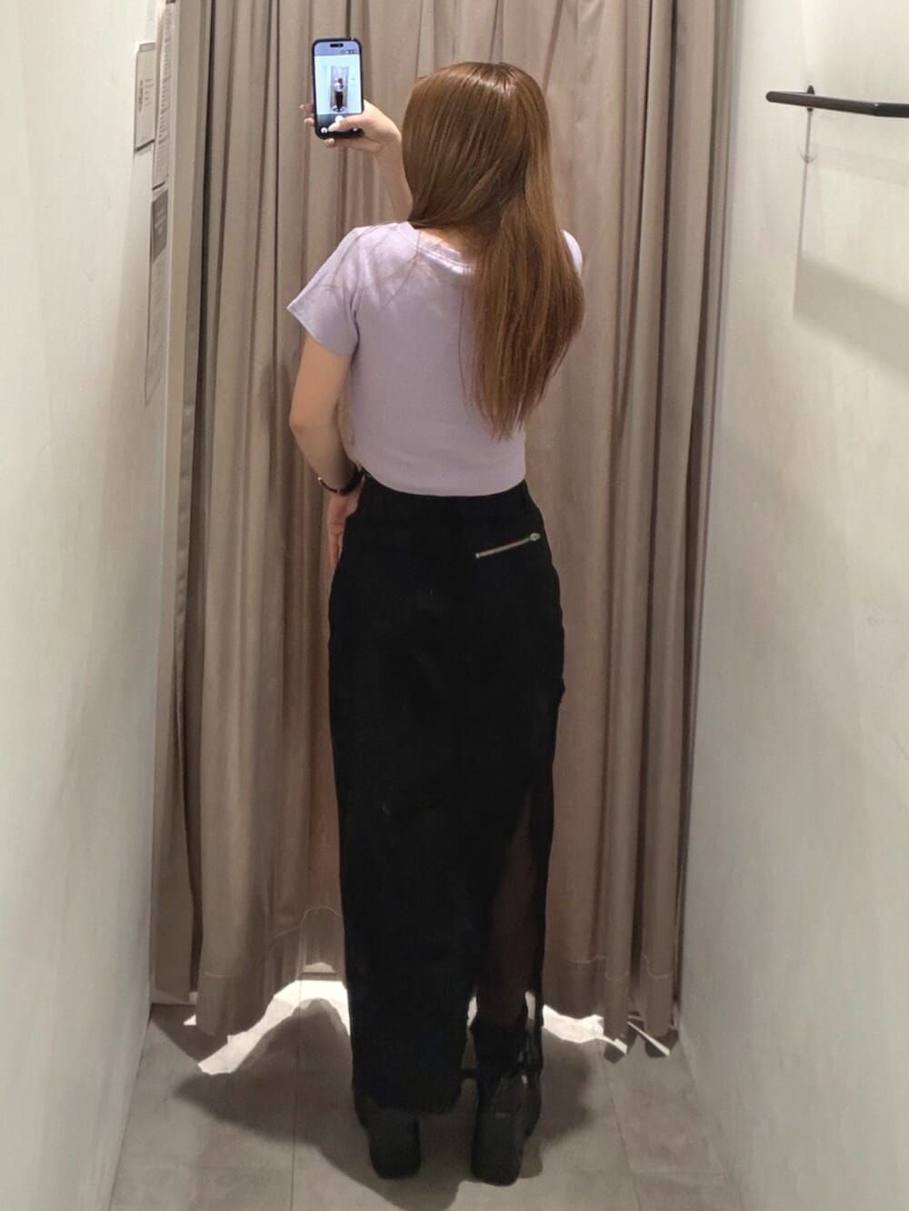 ブラック系のブーツ、ブラック系のデニムスカート、パープル系のTシャツ/カットソーを着用したレディースの春コーディネートの3枚目の写真