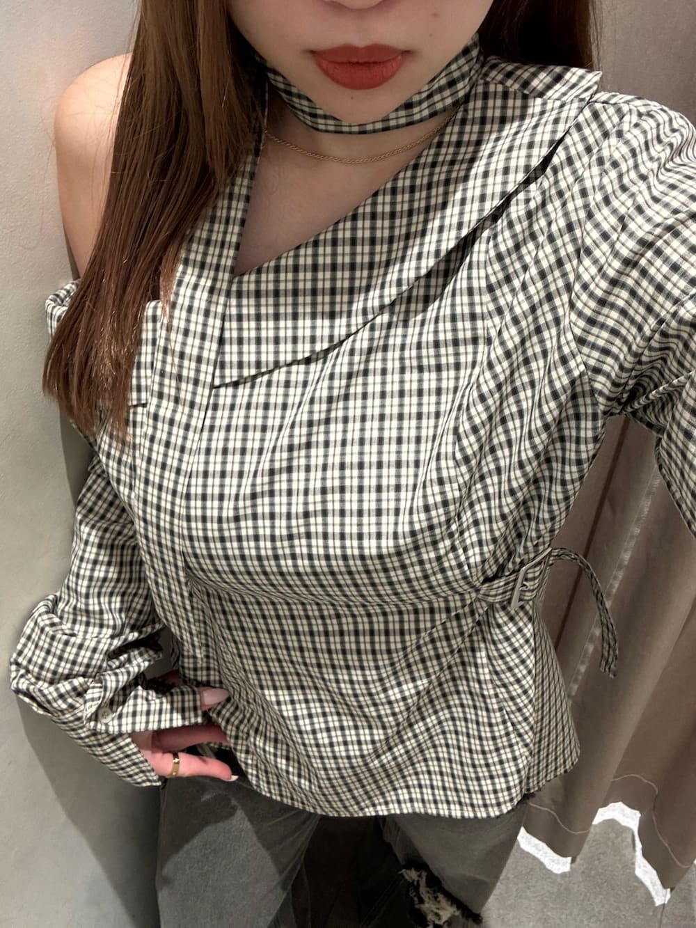 グレー系のデニムパンツ、その他のシャツ/ブラウス、ブラック系のブーツを着用したレディースの春コーディネートの5枚目の写真