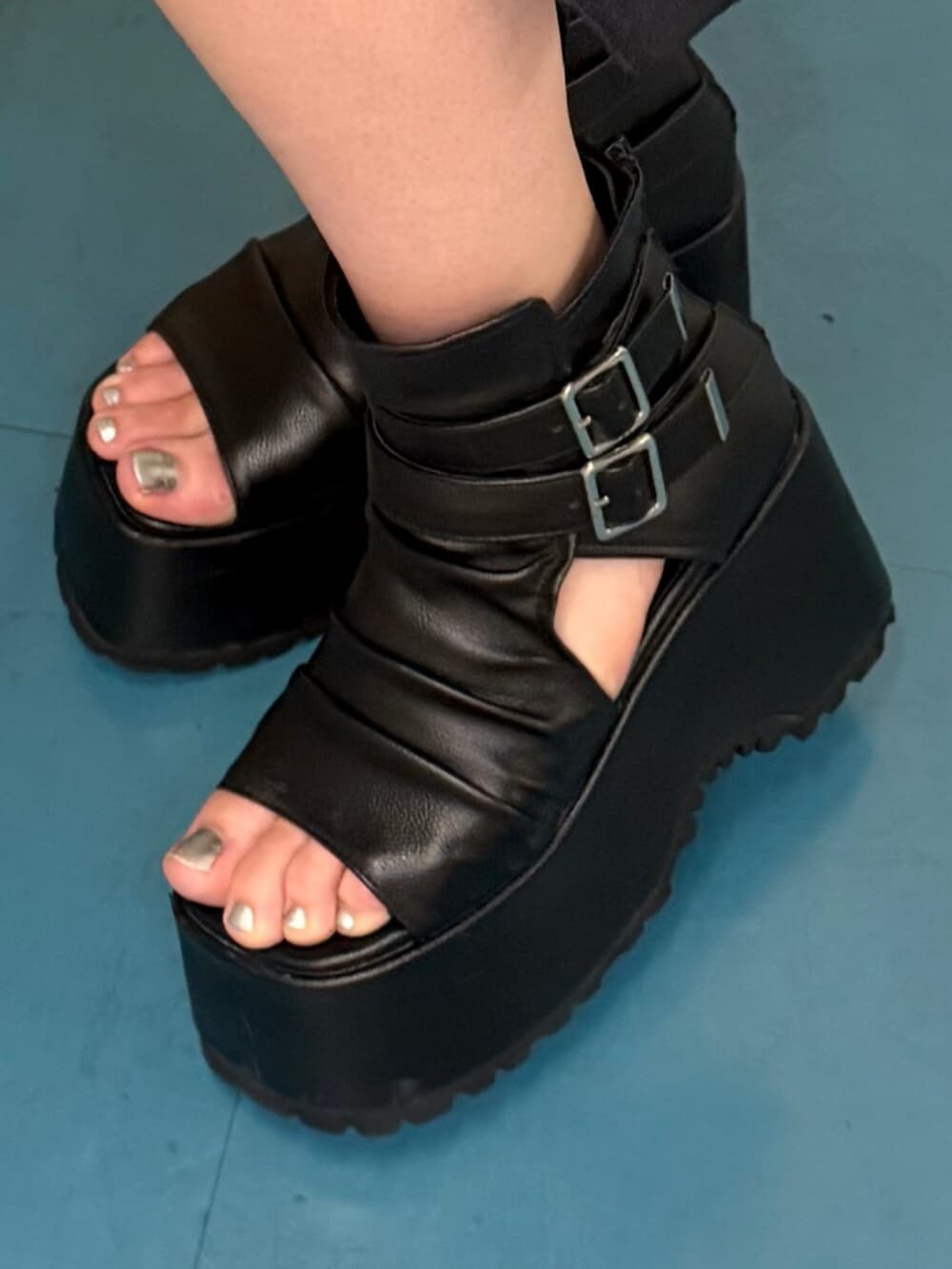 ブラック系のブーツ、ブルー系のデニムパンツ、ベージュ系のタンクトップを着用したレディースの夏コーディネートの5枚目の写真