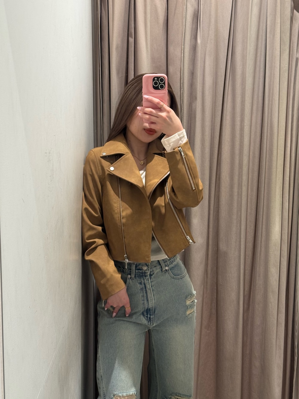 ブルー系のデニムパンツ、ホワイト系のTシャツ/カットソー、イエロー系のライダースジャケットを着用したレディースの春コーディネートの4枚目の写真