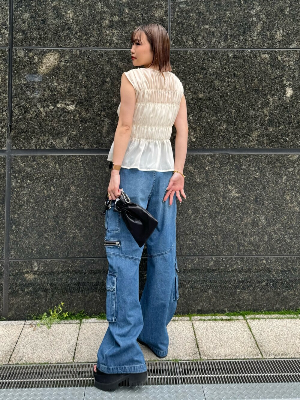 ホワイト系のシャツ/ブラウス、ブルー系のデニムパンツを着用したレディースの春コーディネートの3枚目の写真