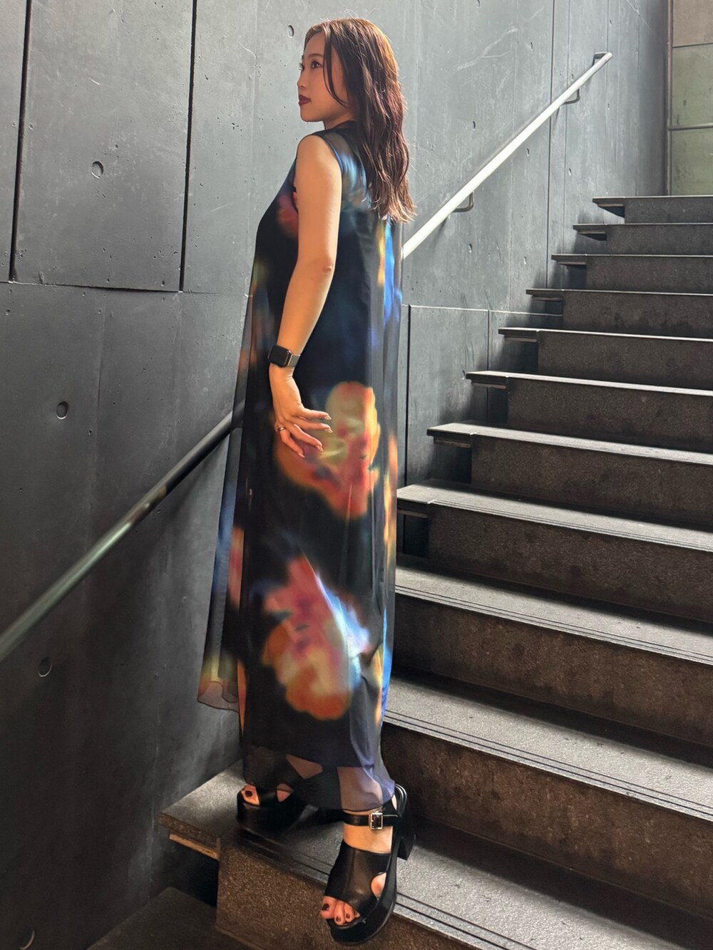 ブラック系のワンピース、ブラック系のサンダルを着用したレディースの夏コーディネートの2枚目の写真