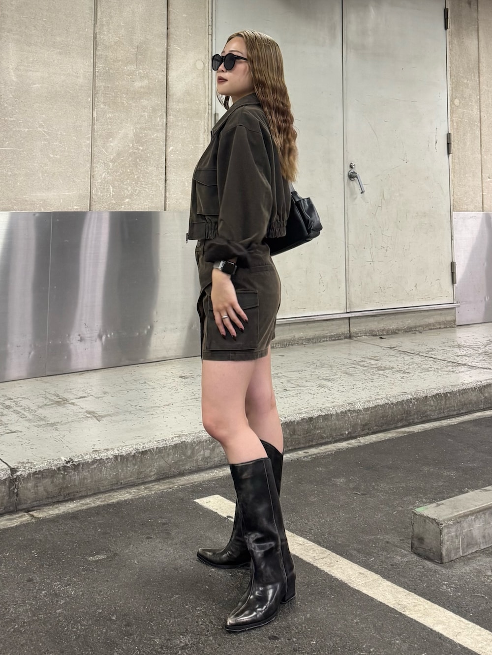 ブラウン系のその他パンツ、ブラウン系のブルゾン、ブラウン系のブーツを着用したレディースの秋コーディネートの2枚目の写真