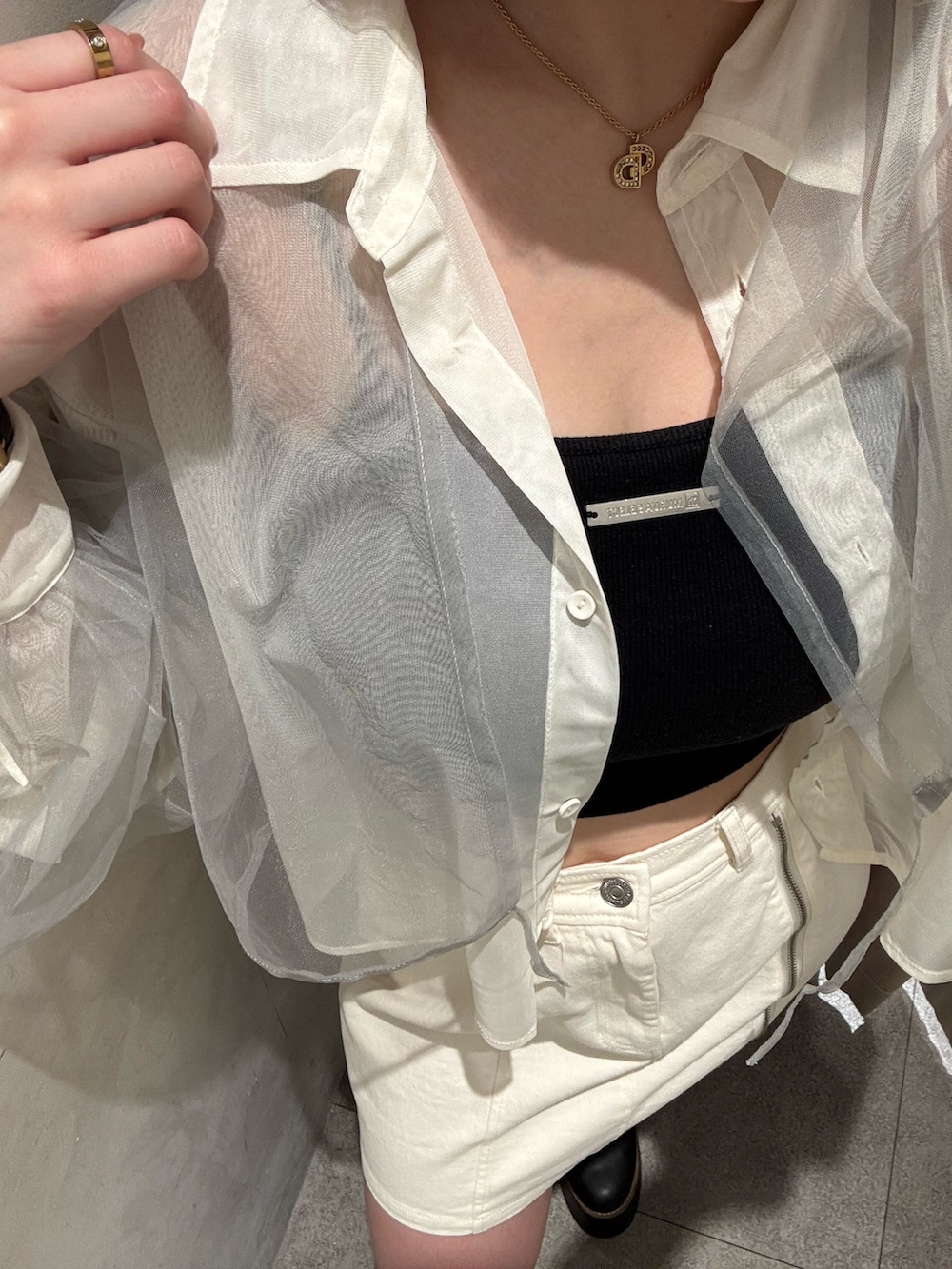 ホワイト系のデニムスカート、イエロー系のシャツ/ブラウス、ブラック系のブーツを着用したレディースの春コーディネートの5枚目の写真