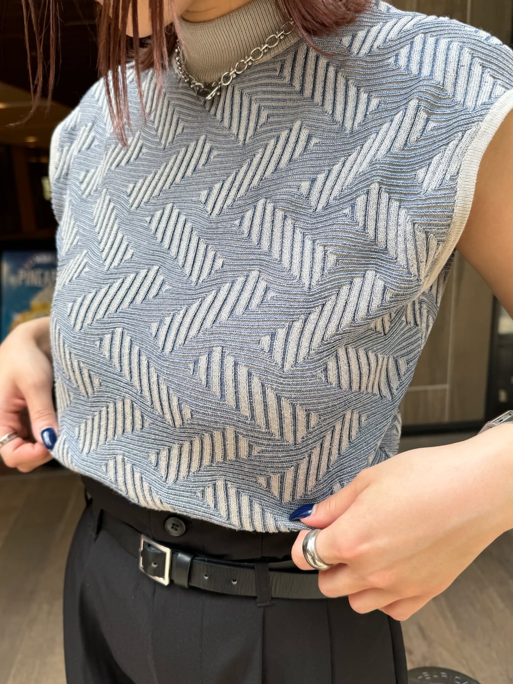 グレー系のニット/セーター、ブラック系のその他パンツを着用したレディースの夏コーディネートの6枚目の写真