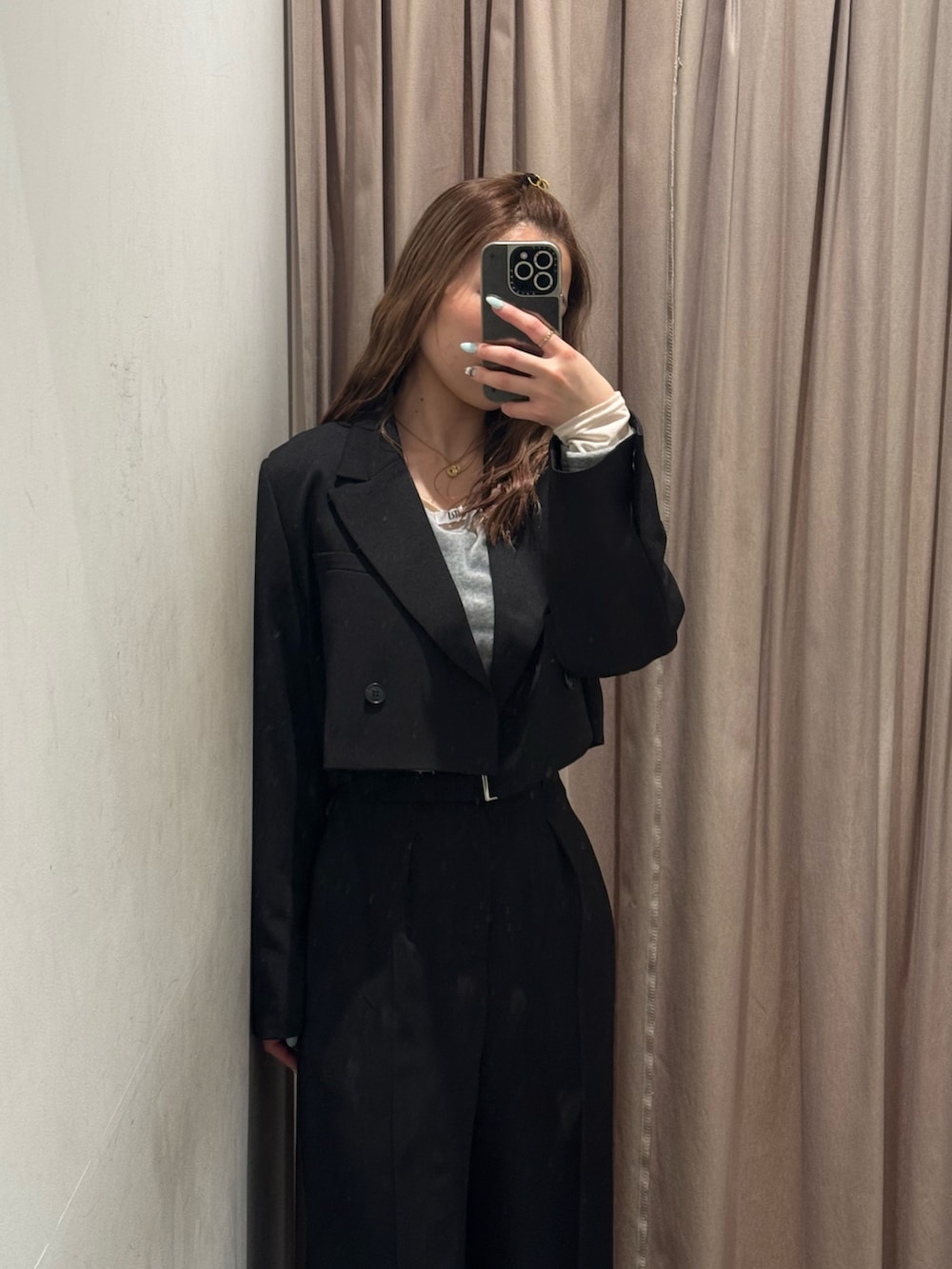 ブラック系のスラックス、ブラック系のテーラードジャケット、グレー系のTシャツ/カットソーを着用したレディースの冬コーディネートの4枚目の写真