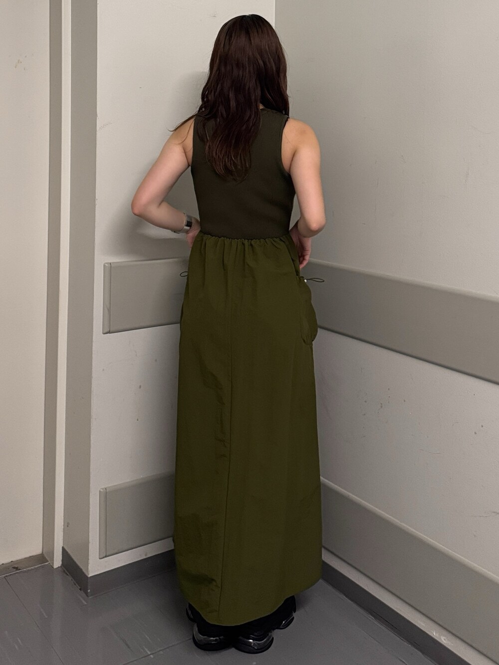 グリーン系のワンピース、ブラック系のサンダルを着用したレディースの夏コーディネートの3枚目の写真