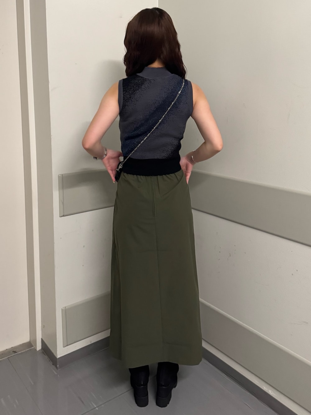 ブラック系のタンクトップ、グリーン系のスカート、ブラック系のサンダルを着用したレディースの夏コーディネートの3枚目の写真